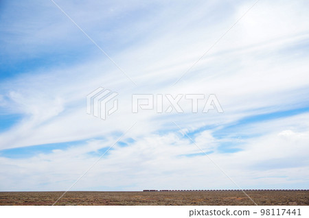 在遙遠的地平線上看到的澳大利亞橫貫大陸的鐵路甘號 98117441