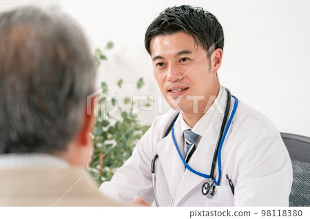 Medical image face-to-face 2 people Medical image face-to-face 2 people 98118380