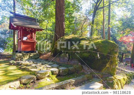 秋季日吉大社岩瀧神社(Iwataki Shrine)和醒目的大岩(滋賀縣大津市坂本) 秋季日吉大社岩瀧神社(Iwataki Shrine)和醒目的大岩(滋賀縣大津市坂本) 98118628