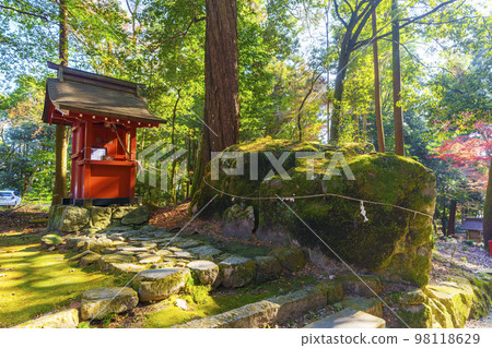 秋季日吉大社岩瀧神社(Iwataki Shrine)和醒目的大岩(滋賀縣大津市坂本) 秋季日吉大社岩瀧神社(Iwataki Shrine)和醒目的大岩(滋賀縣大津市坂本) 98118629
