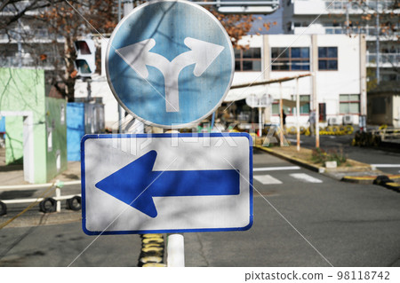 road sign  98118742