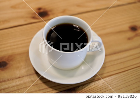木桌上的咖啡杯 木桌上的咖啡杯 98119820