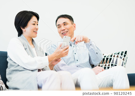 看智能手機的中年夫婦 看智能手機的中年夫婦 98120245