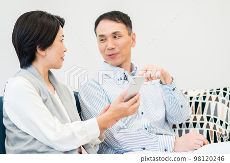 看智能手機的中年夫婦 看智能手機的中年夫婦 98120246