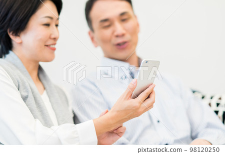 看智能手機的中年夫婦 看智能手機的中年夫婦 98120250
