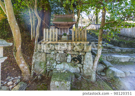 A small shrine in the middle of the stone steps on the way to Jigando (Sakamoto, Otsu City, Shiga Prefecture) A small shrine in the middle of the stone steps on the way to Jigando (Sakamoto, Otsu City, Shiga Prefecture) 98120351