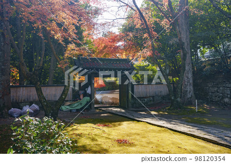 Jigen-do Sanmon Gate Autumn foliage season (Sakamoto, Otsu City, Shiga Prefecture) Jigen-do Sanmon Gate Autumn foliage season (Sakamoto, Otsu City, Shiga Prefecture) 98120354