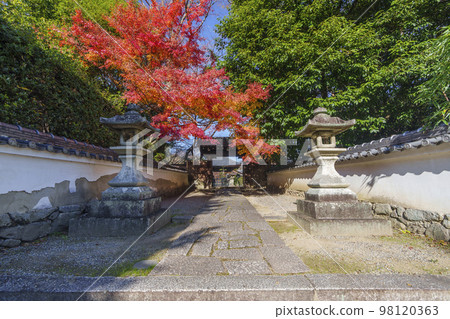 Jigen-do Sanmon Gate Autumn foliage season (Sakamoto, Otsu City, Shiga Prefecture) Jigen-do Sanmon Gate Autumn foliage season (Sakamoto, Otsu City, Shiga Prefecture) 98120363
