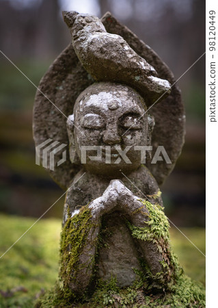 Cute moss-covered Jizo at Sanzen-in Temple in Ohara, Kyoto Cute moss-covered Jizo at Sanzen-in Temple in Ohara, Kyoto 98120449
