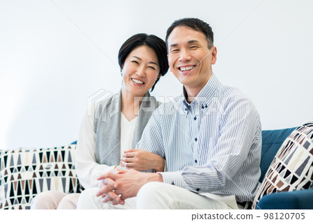 中間夫婦在客廳放鬆 中間夫婦在客廳放鬆 98120705