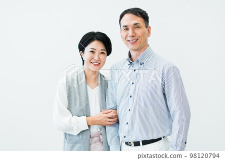 middle aged couple portrait 98120794