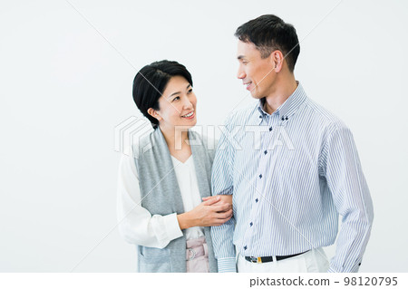 middle aged couple portrait 98120795