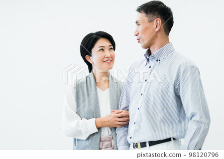 middle aged couple portrait 98120796