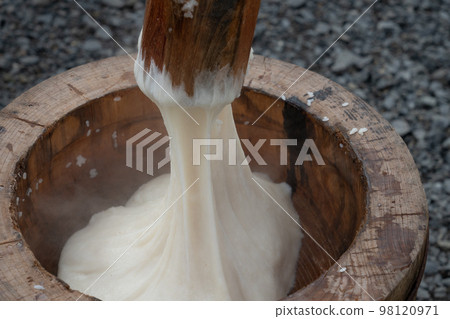用木臼和杵搗麻糬 98120971
