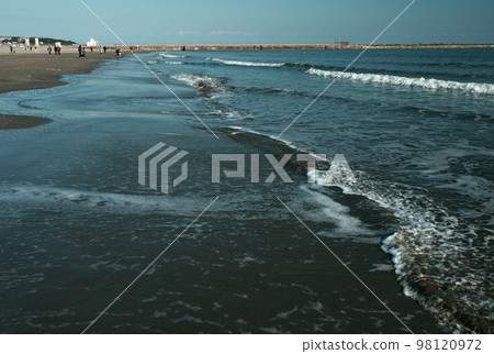 大海還早春。海浪緩緩地來去去去。波浪形成的圖案千變萬化，百看不厭。 98120972
