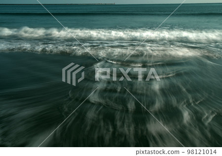 The sea is still early in spring. Waves came and went slowly. The patterns created by the waves are ever-changing, and I never get tired of seeing them. The sea is still early in spring. Waves came and went slowly. The patterns created by the waves are ever-changing, and I never get tired of seeing them. 98121014