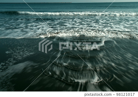 大海還早春。海浪緩緩地來去去去。波浪形成的圖案千變萬化,百看不厭。 大海還早春。海浪緩緩地來去去去。波浪形成的圖案千變萬化,百看不厭。 98121017
