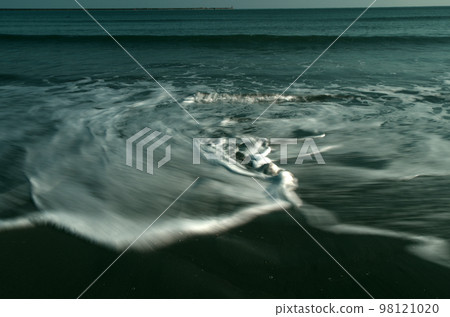 大海還早春。海浪緩緩地來去去去。波浪形成的圖案千變萬化,百看不厭。 大海還早春。海浪緩緩地來去去去。波浪形成的圖案千變萬化,百看不厭。 98121020