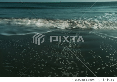 The sea is still early in spring. Waves came and went slowly. The patterns created by the waves are ever-changing, and I never get tired of seeing them. The sea is still early in spring. Waves came and went slowly. The patterns created by the waves are ever-changing, and I never get tired of seeing them. 98121035