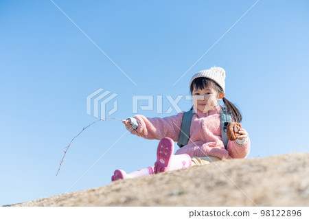 child going out in winter child going out in winter 98122896