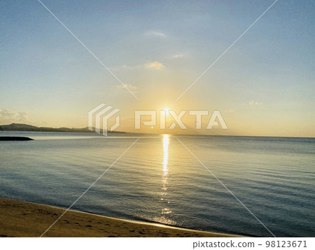 在海上日落 在海上日落 98123671