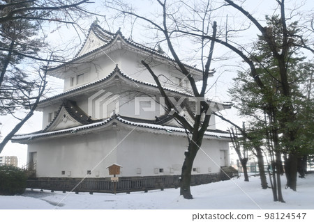 Nagoya Castle's northwest corner turret and snow scene 98124547