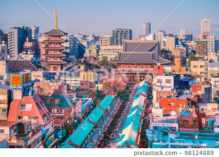 日本元旦的東京城市景觀。淺草寺慶祝令和 5 週年。儘管有電暈危機,但沒有行動限制,令人驚訝的人群和人群= 1天 日本元旦的東京城市景觀。淺草寺慶祝令和 5 週年。儘管有電暈危機,但沒有行動限制,令人驚訝的人群和人群= 1天 98124889