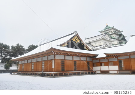 Nagoya Castle Honmaru Palace covered with snow 98125285