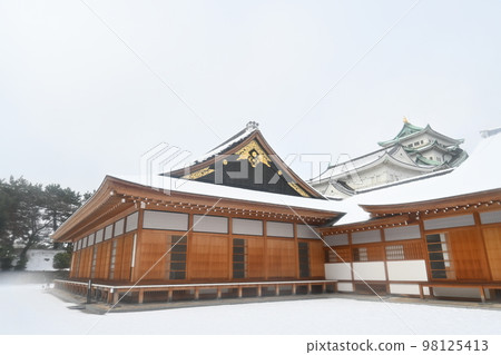 Nagoya Castle's main tower covered with snow and the Honmaru Palace 98125413