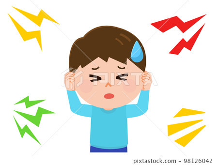 聽力過敏一個男孩因為聲音很痛而摀住耳朵插圖 98126042