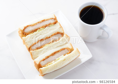 柔軟多汁的菲力牛排三明治,帶有濃郁的鮮味和現煮咖啡 柔軟多汁的菲力牛排三明治,帶有濃郁的鮮味和現煮咖啡 98126584