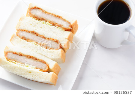 柔軟多汁的菲力牛排三明治,帶有濃郁的鮮味和現煮咖啡 柔軟多汁的菲力牛排三明治,帶有濃郁的鮮味和現煮咖啡 98126587
