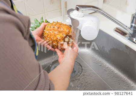 【菠蘿去皮前洗淨】 98127641