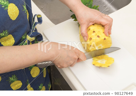 [Cut the bottom of the pineapple] 98127649