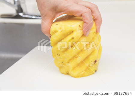 [Cut the peeled pineapple] 98127654
