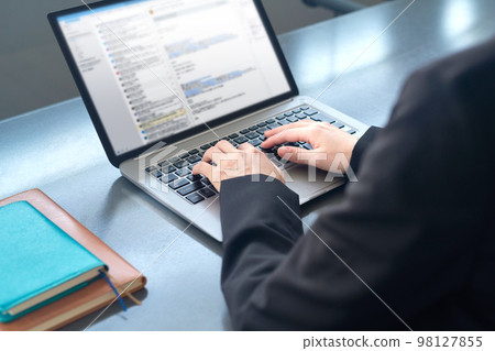 Business woman who operates a personal computer 98127855