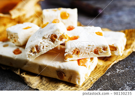 nuga with nuts 98130235
