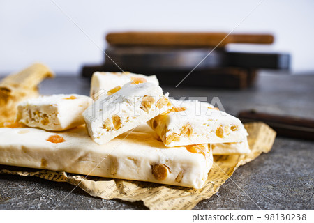 nuga with nuts 98130238
