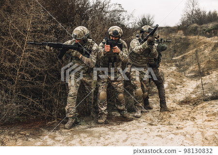Group of soldiers before the attack Group of soldiers before the attack 98130832