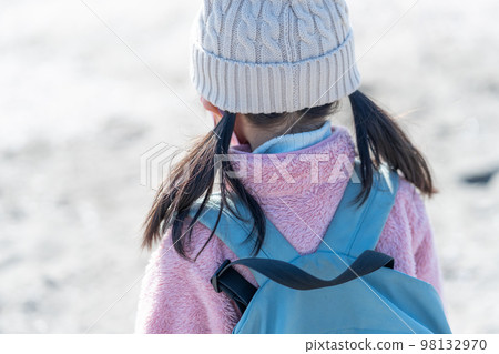 child going out in winter child going out in winter 98132970