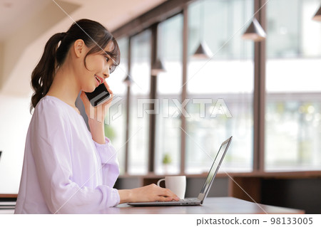 Woman calling while looking at PC_1 98133005