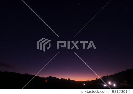 In Hakushu Town, Hokuto City, you can see the stars in the spring and summer in the eastern sky that has begun to brighten before sunrise. 98133014