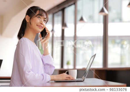 Young woman talking on the phone while remembering _1 Young woman talking on the phone while remembering _1 98133076