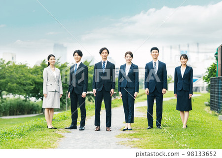 男性和女性商務人士的戶外肖像 98133652