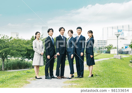 男性和女性商務人士的戶外肖像 98133654