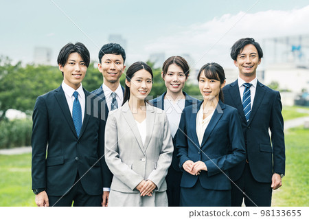 男性和女性商務人士的戶外肖像 男性和女性商務人士的戶外肖像 98133655