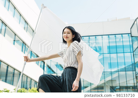 拿著國旗的職業女性 98133710