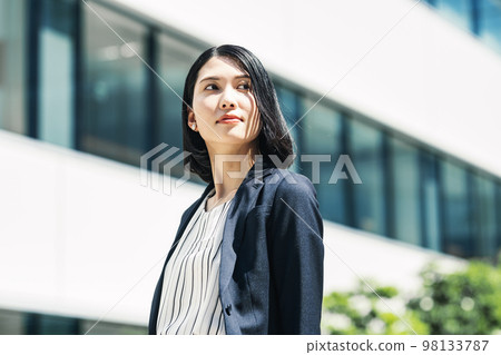 職業女性的戶外肖像 98133787