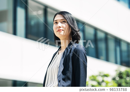 Outdoor portrait of career woman 98133788