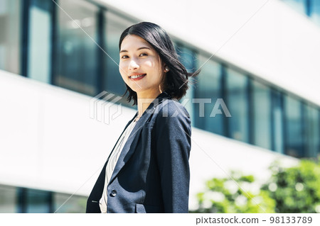 Outdoor portrait of career woman 98133789